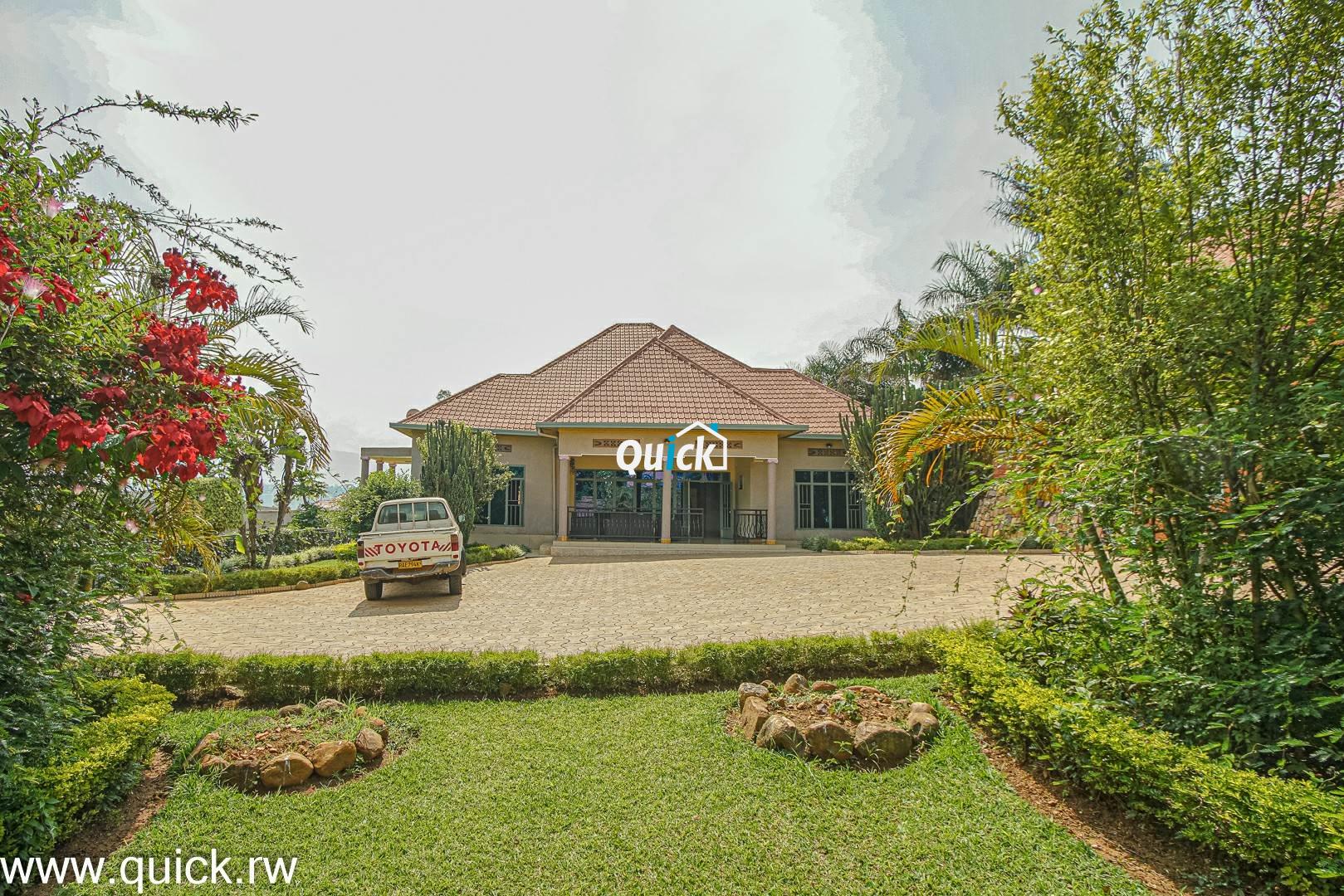 Big-Compound-house-for-sale-in-Ruyenzi-001151