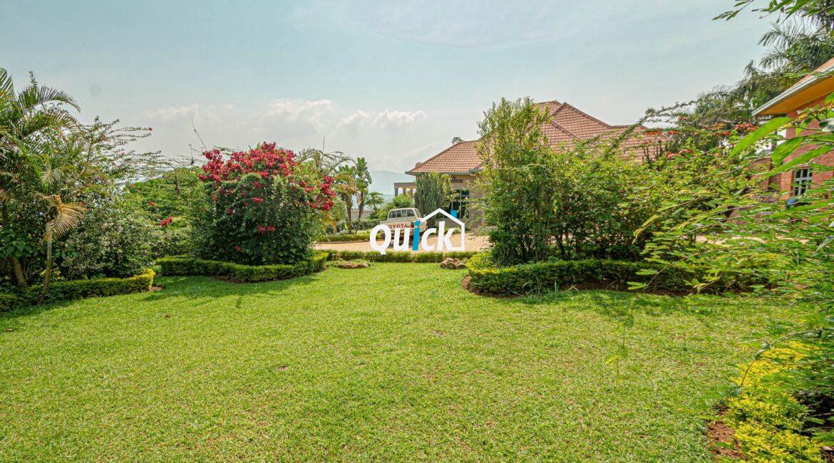 Big-Compound-house-for-sale-in-Ruyenzi-001161
