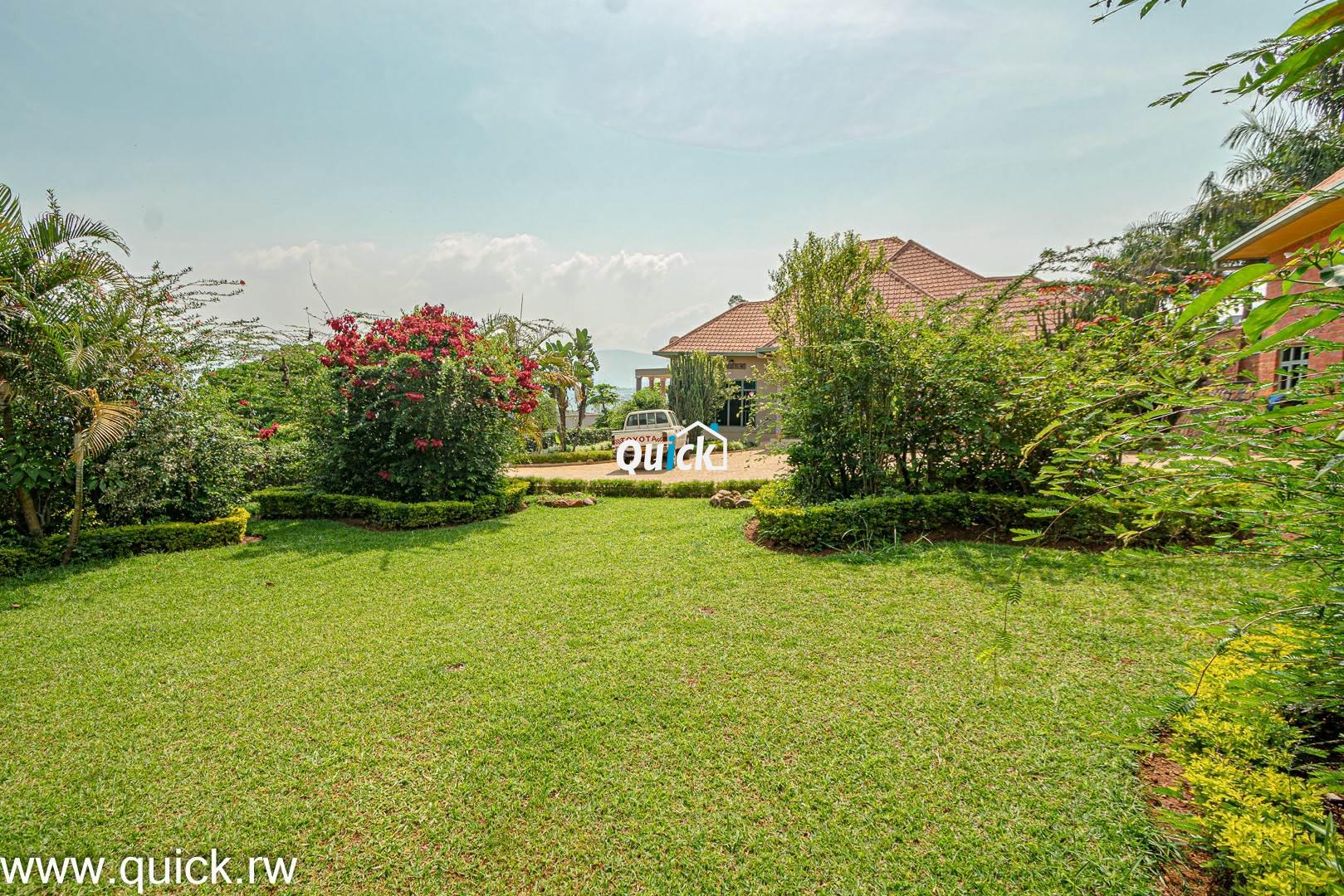 Big-Compound-house-for-sale-in-Ruyenzi-001161