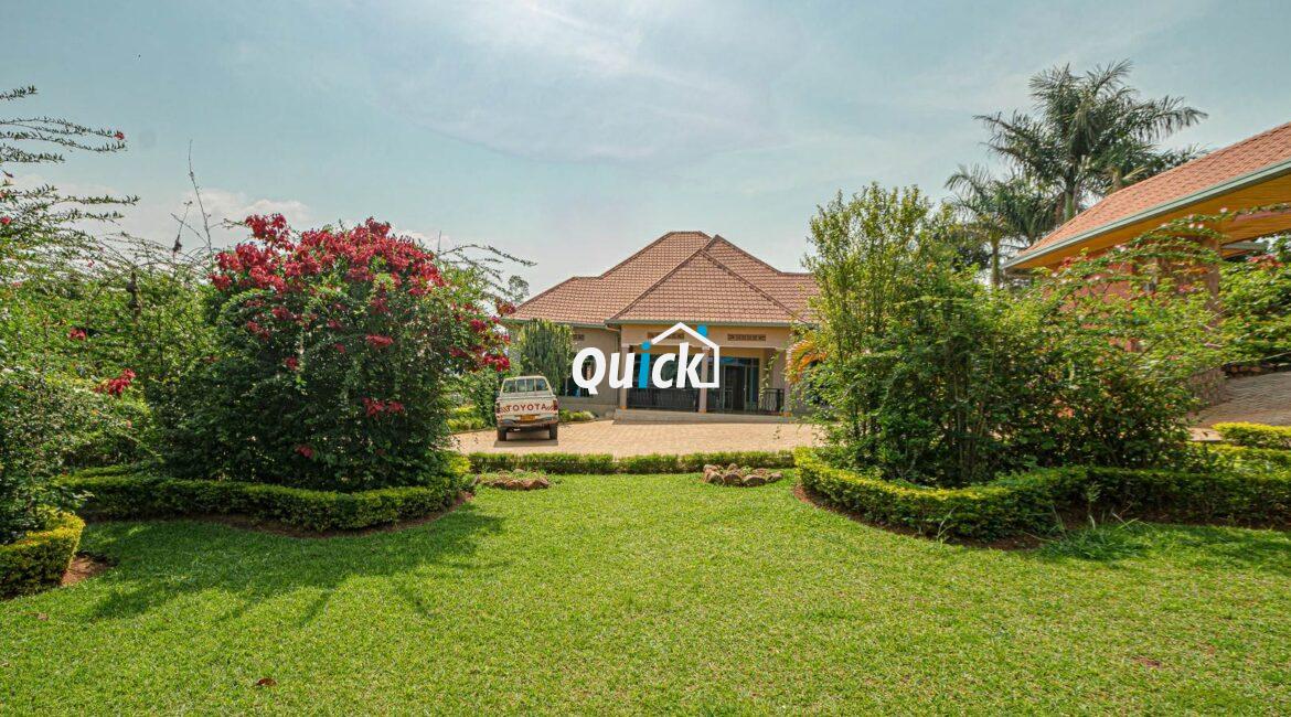 Big-Compound-house-for-sale-in-Ruyenzi-001171