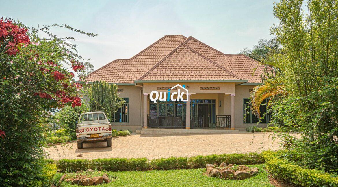 Big-Compound-house-for-sale-in-Ruyenzi-001201