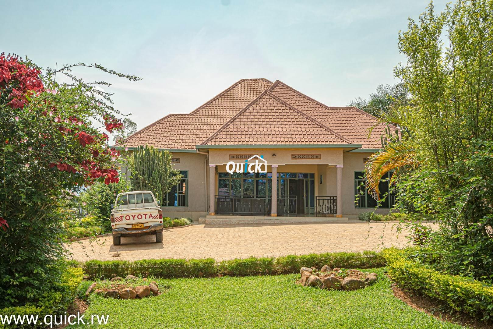 Big-Compound-house-for-sale-in-Ruyenzi-001201