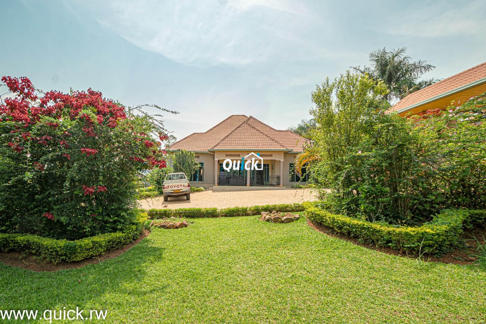Big-Compound-house-for-sale-in-Ruyenzi-001211