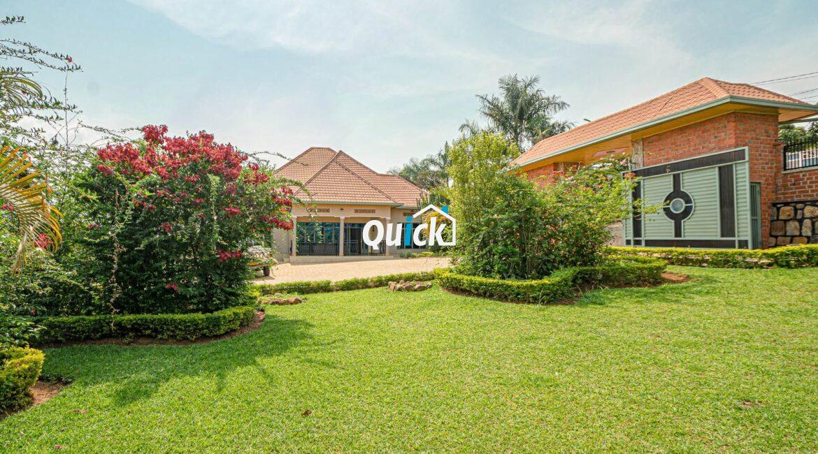 Big-Compound-house-for-sale-in-Ruyenzi-001221