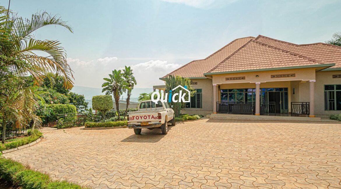 Big-Compound-house-for-sale-in-Ruyenzi-001251
