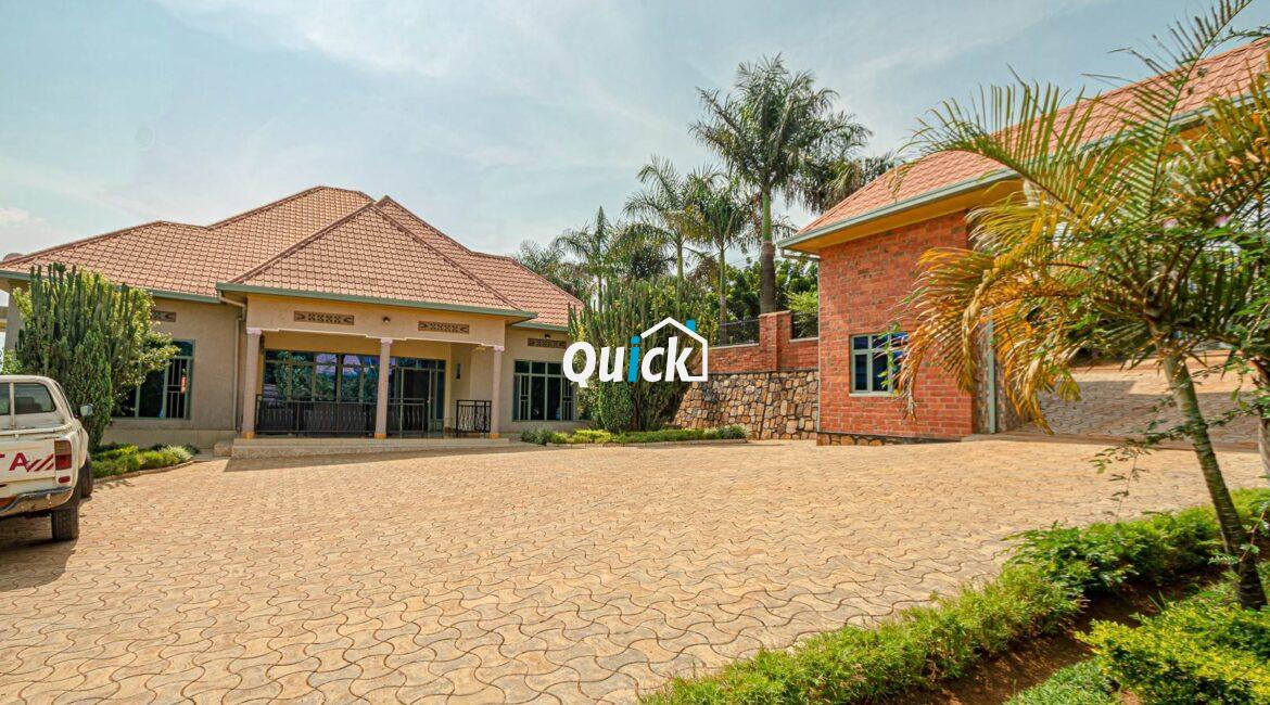 Big-Compound-house-for-sale-in-Ruyenzi-001261