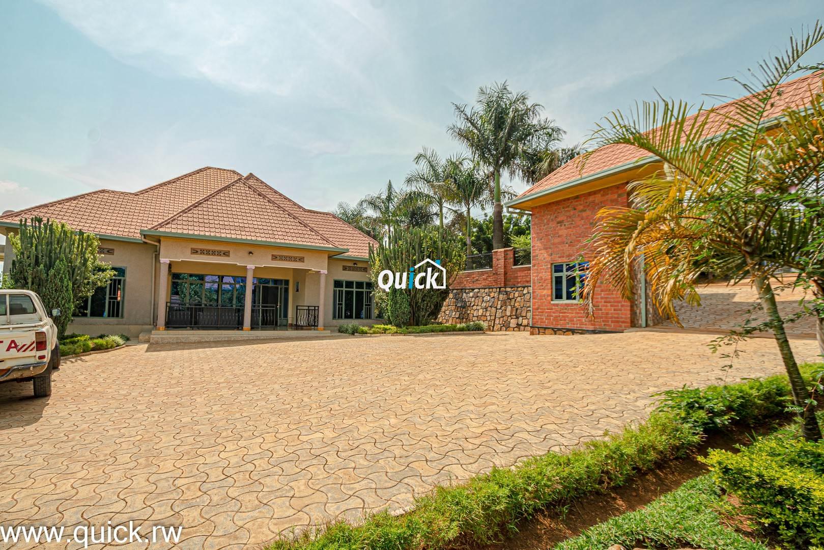 Big-Compound-house-for-sale-in-Ruyenzi-001261