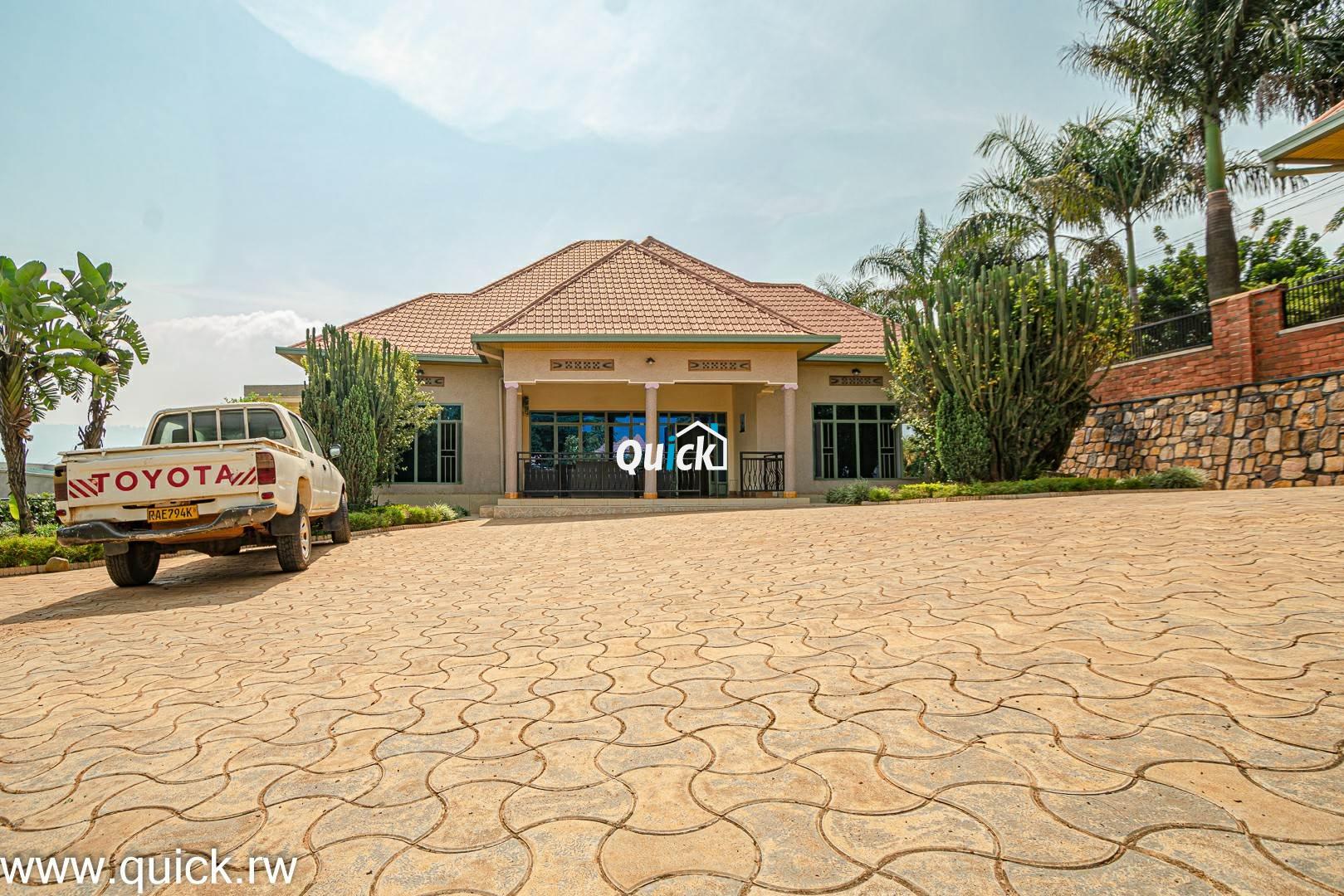 Big-Compound-house-for-sale-in-Ruyenzi-001271