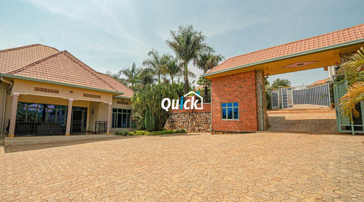 Big-Compound-house-for-sale-in-Ruyenzi-001281