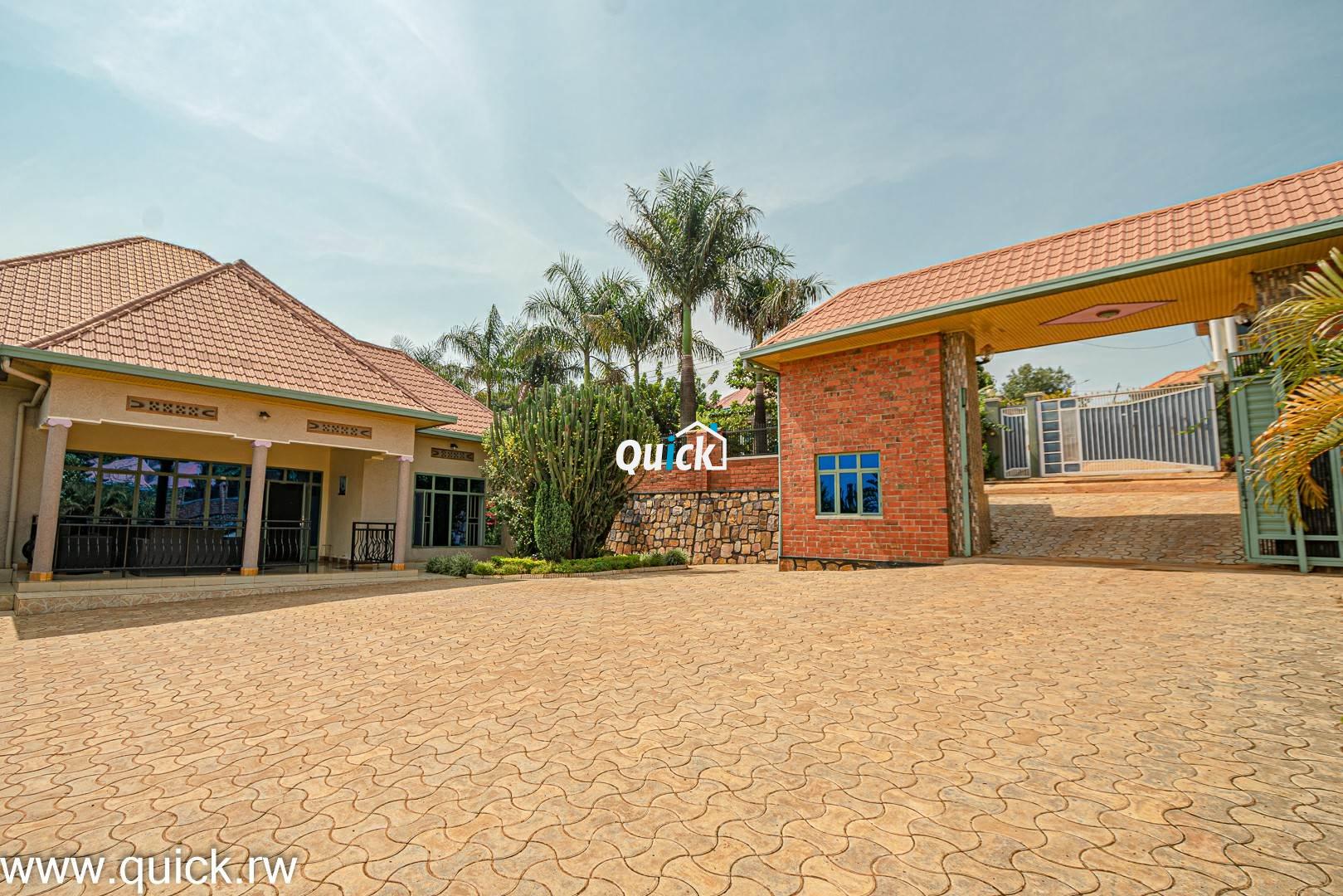 Big-Compound-house-for-sale-in-Ruyenzi-001281