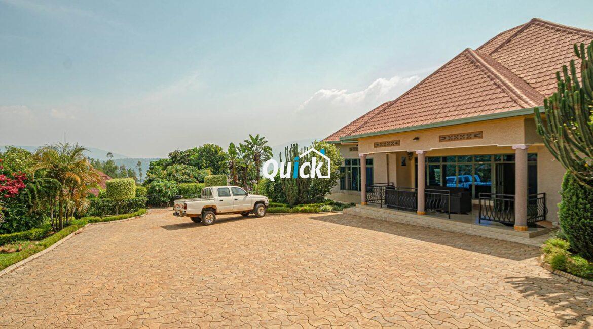 Big-Compound-house-for-sale-in-Ruyenzi-001291
