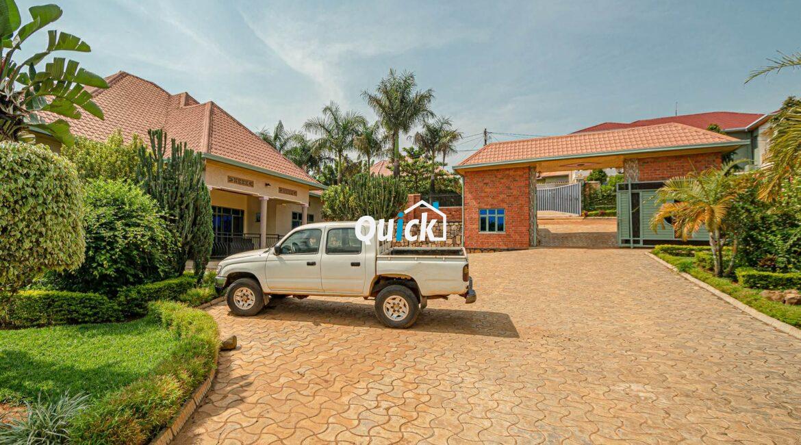 Big-Compound-house-for-sale-in-Ruyenzi-001311