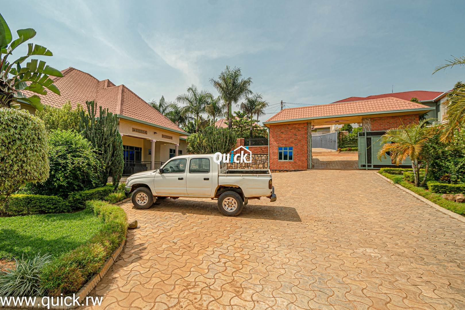 Big-Compound-house-for-sale-in-Ruyenzi-001311
