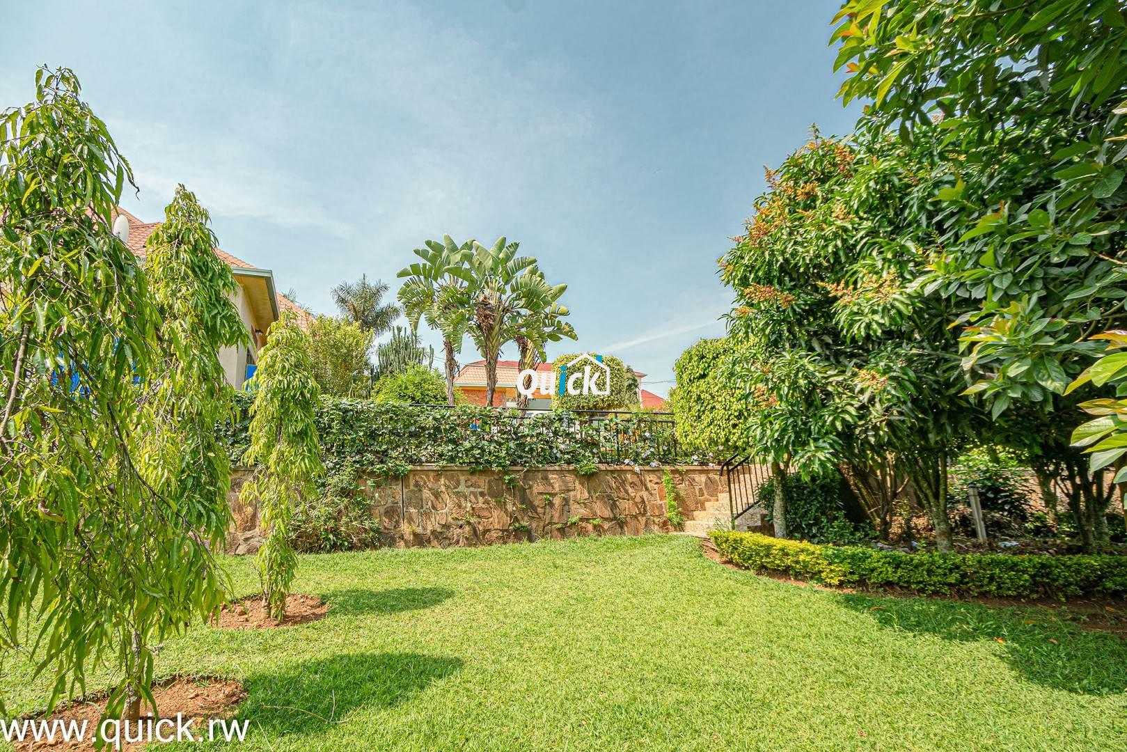 Big-Compound-house-for-sale-in-Ruyenzi-001361