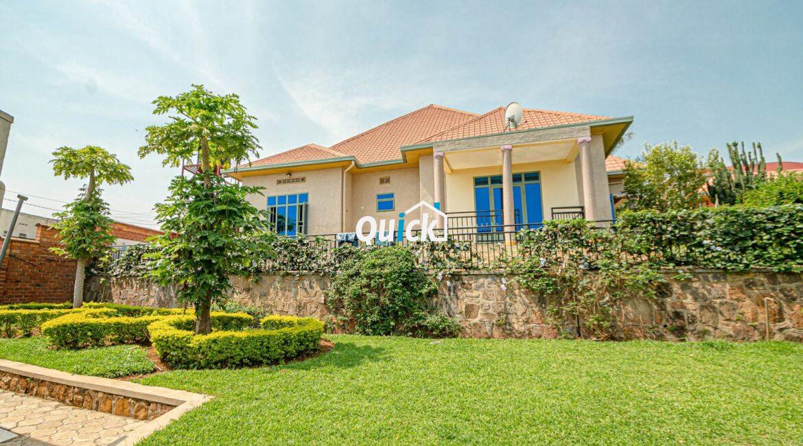 Big-Compound-house-for-sale-in-Ruyenzi-001371