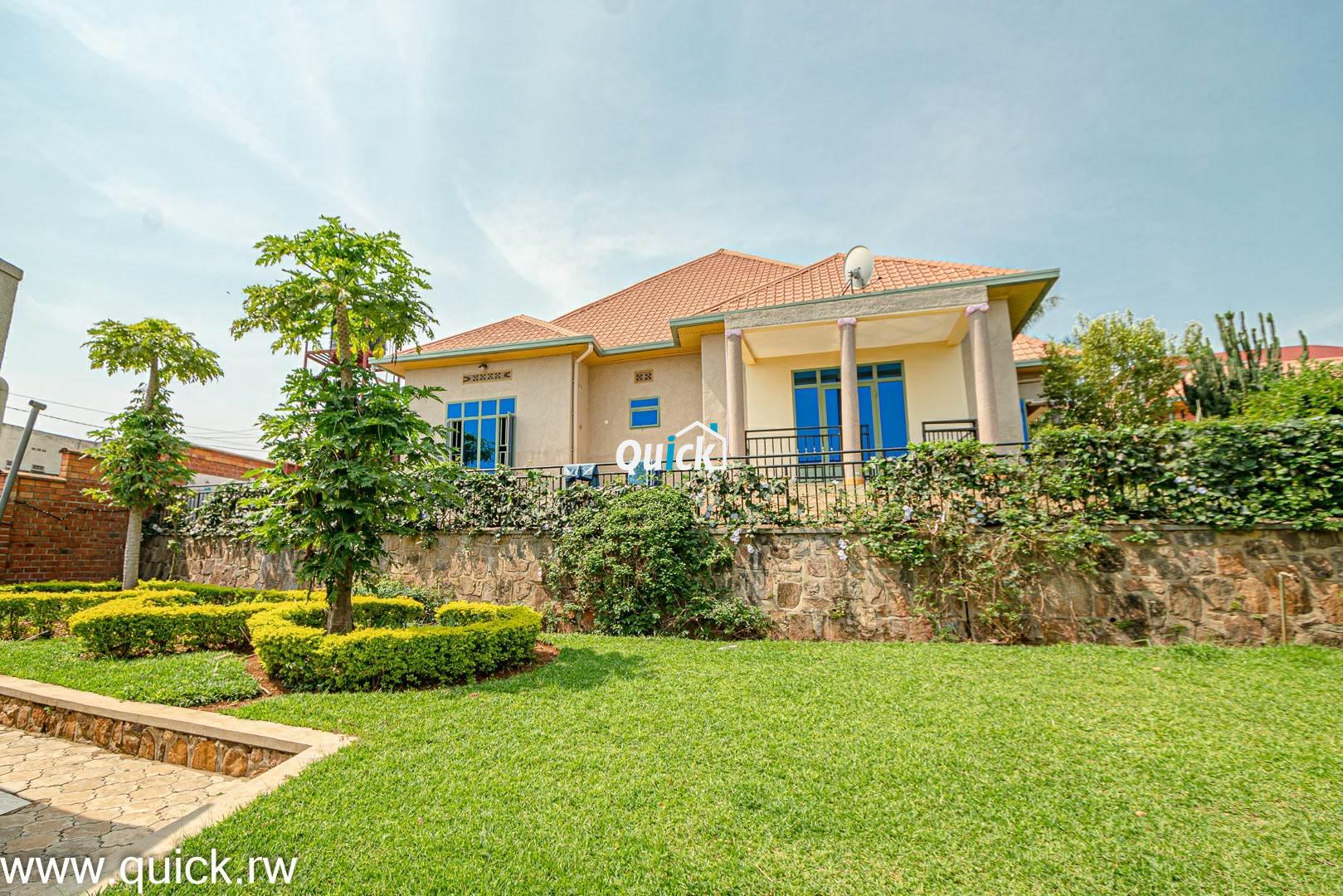Big-Compound-house-for-sale-in-Ruyenzi-001371