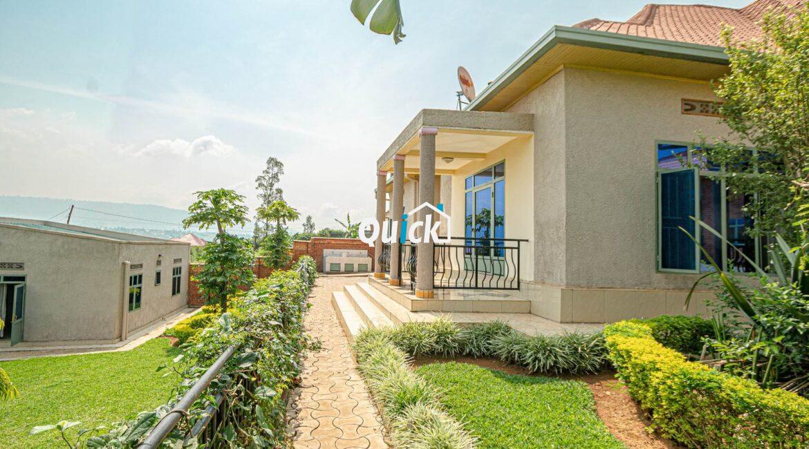 Big-Compound-house-for-sale-in-Ruyenzi-001381