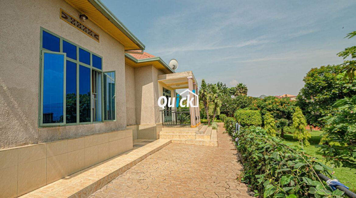 Big-Compound-house-for-sale-in-Ruyenzi-001421