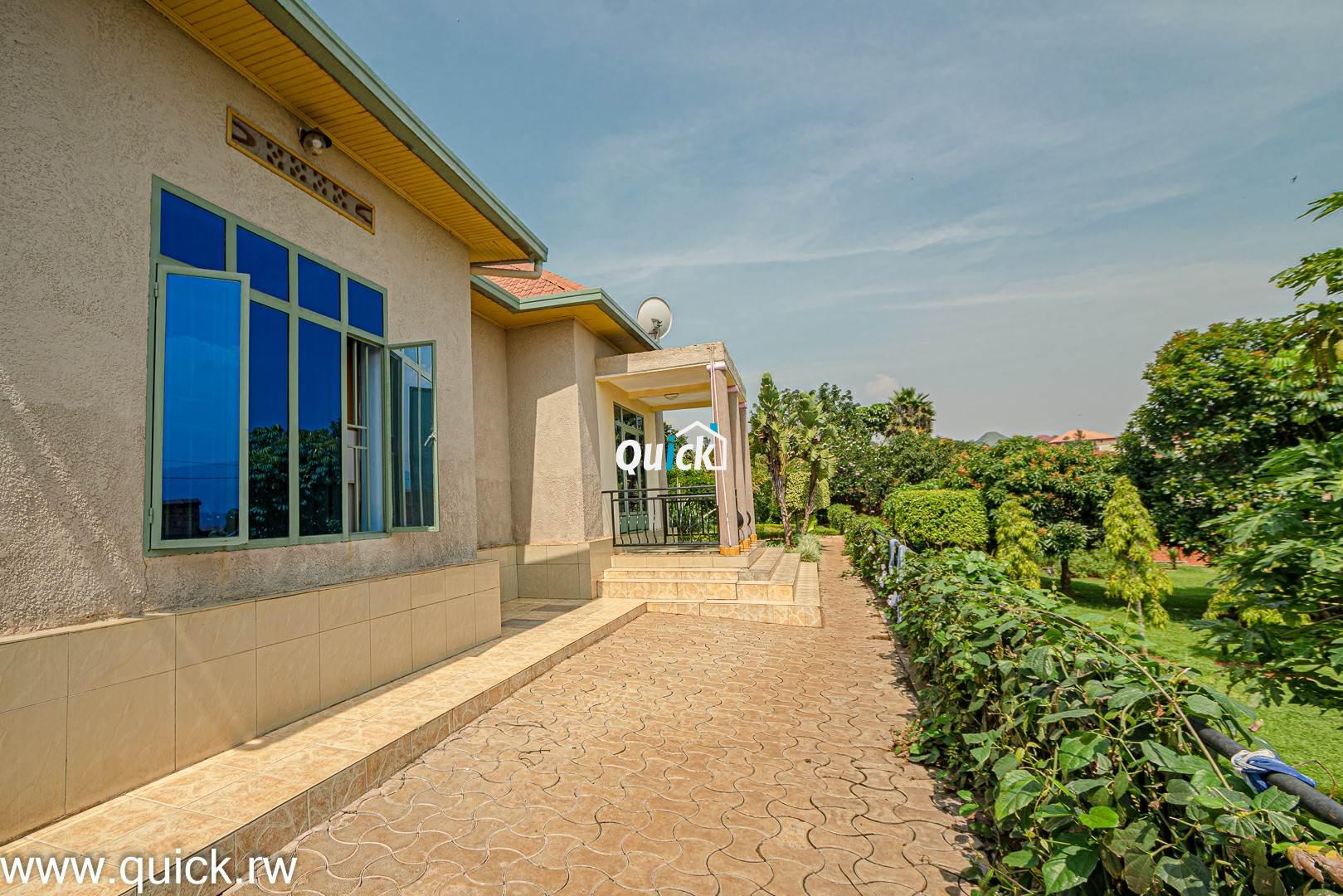 Big-Compound-house-for-sale-in-Ruyenzi-001421