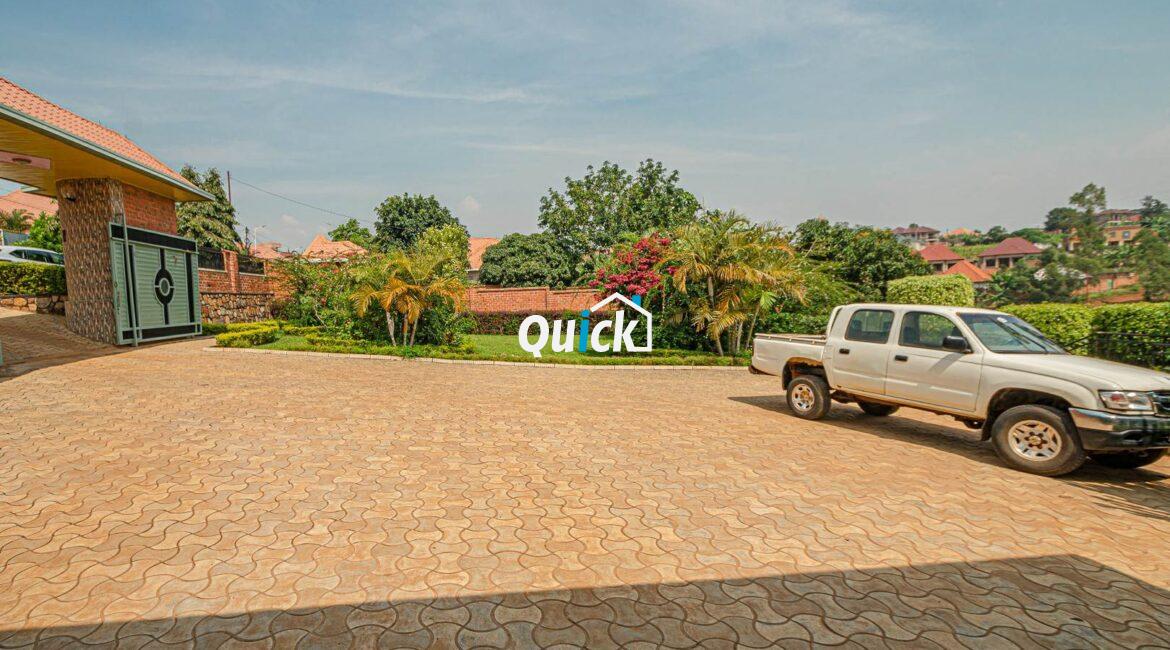 Big-Compound-house-for-sale-in-Ruyenzi-001431