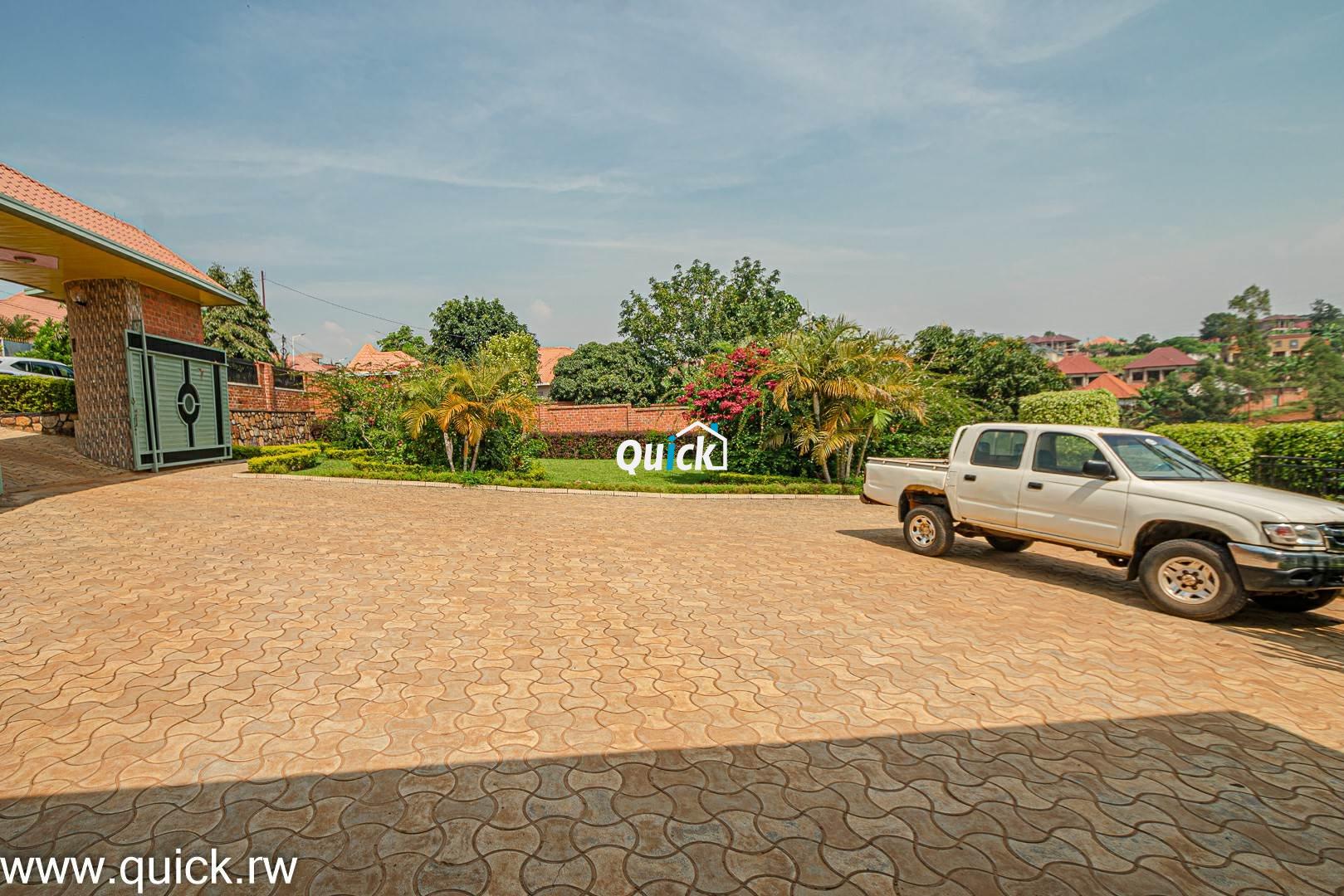 Big-Compound-house-for-sale-in-Ruyenzi-001431
