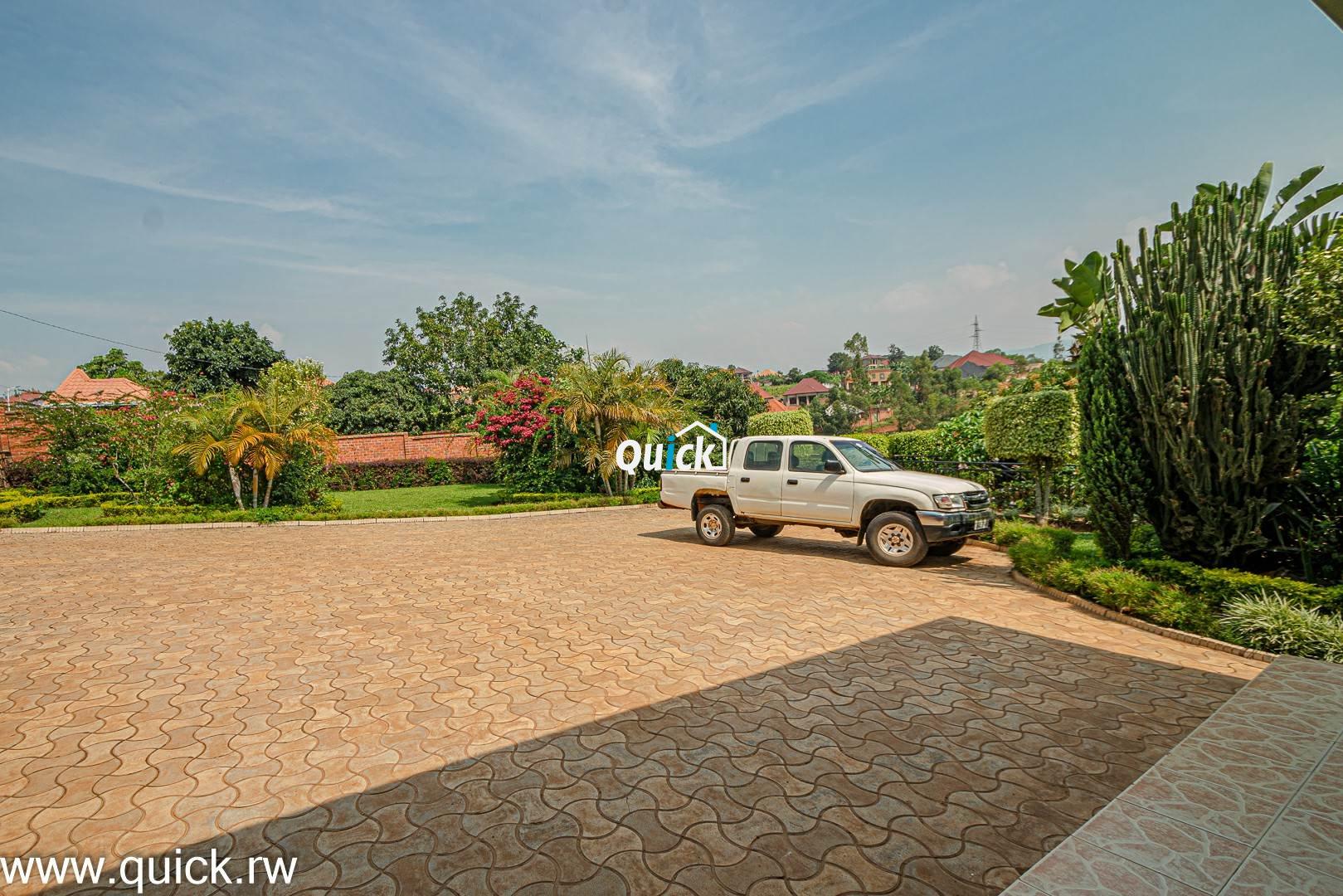 Big-Compound-house-for-sale-in-Ruyenzi-001441
