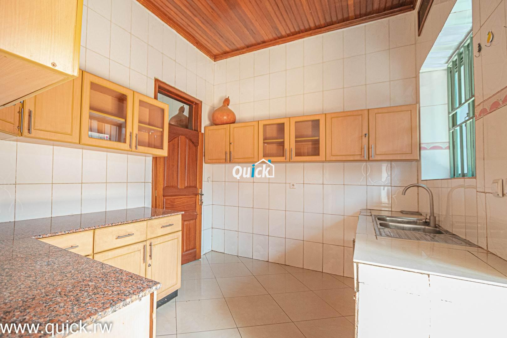 Big-Compound-house-for-sale-in-Ruyenzi-001651