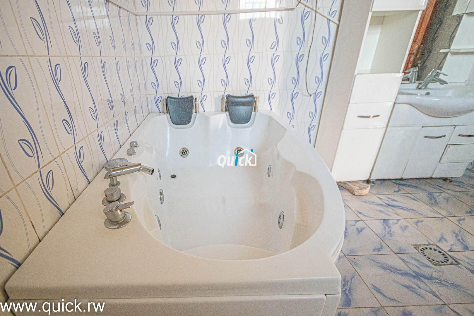 Big-Compound-house-for-sale-in-Ruyenzi-001861