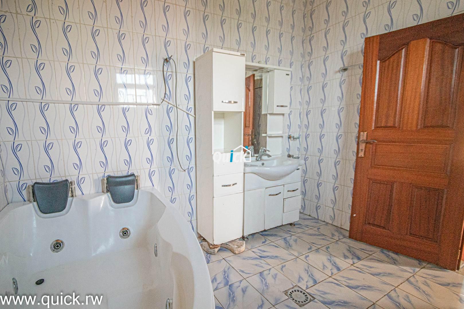 Big-Compound-house-for-sale-in-Ruyenzi-001871