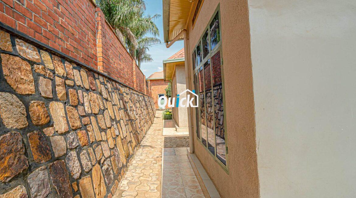 Big-Compound-house-for-sale-in-Ruyenzi-001941