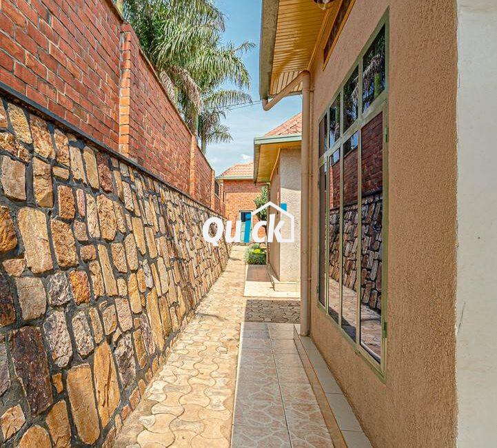 Big-Compound-house-for-sale-in-Ruyenzi-001951