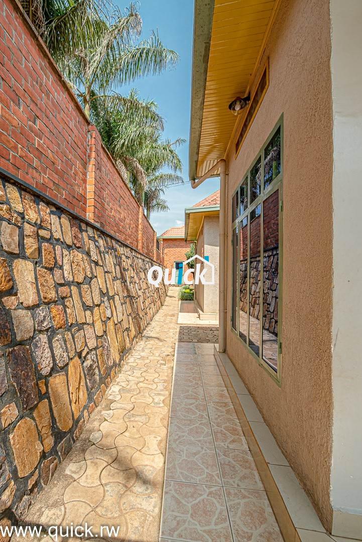 Big-Compound-house-for-sale-in-Ruyenzi-001951
