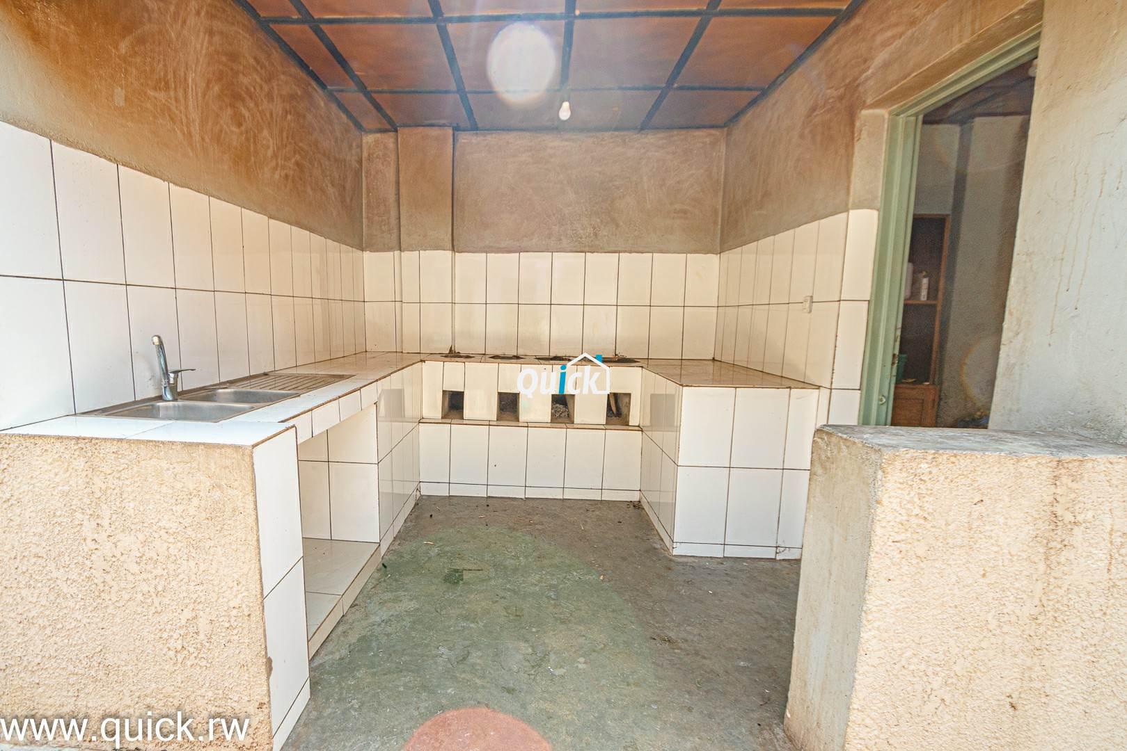 Big-Compound-house-for-sale-in-Ruyenzi-001971