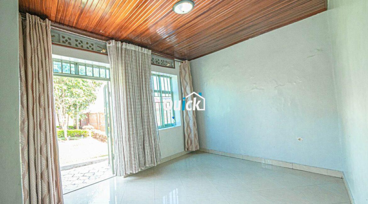 Big-Compound-house-for-sale-in-Ruyenzi-002001