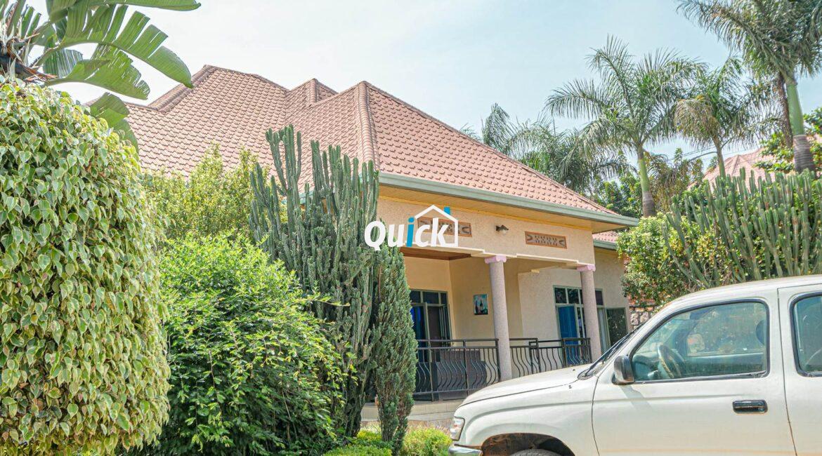 Big-Compound-house-for-sale-in-Ruyenzi-002081