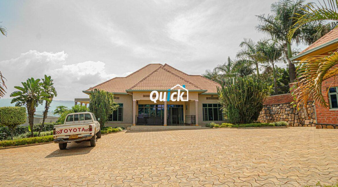 Big-Compound-house-for-sale-in-Ruyenzi-002101