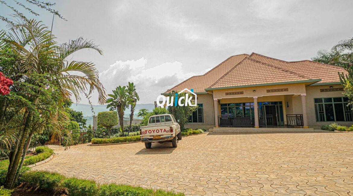 Big-Compound-house-for-sale-in-Ruyenzi-002121