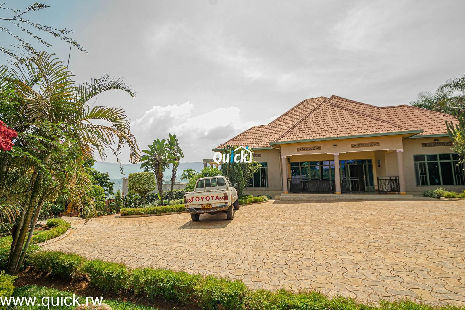 Big-Compound-house-for-sale-in-Ruyenzi-002121