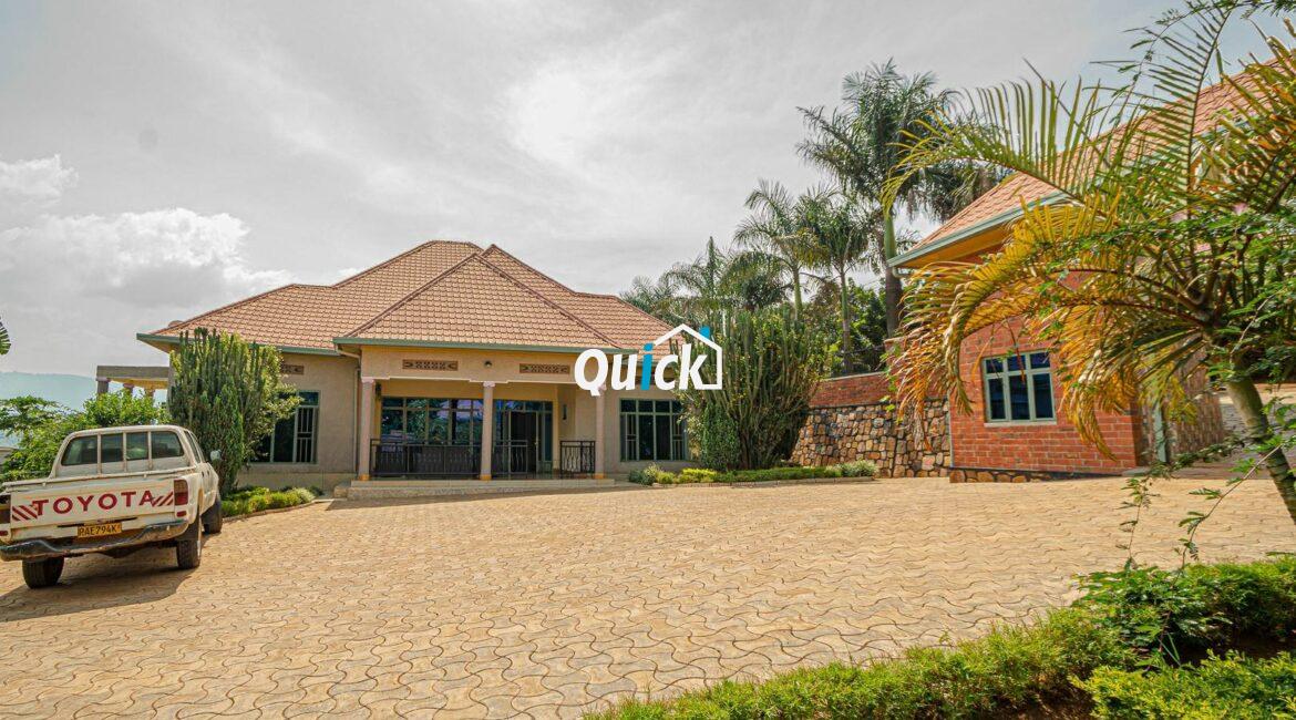 Big-Compound-house-for-sale-in-Ruyenzi-002131