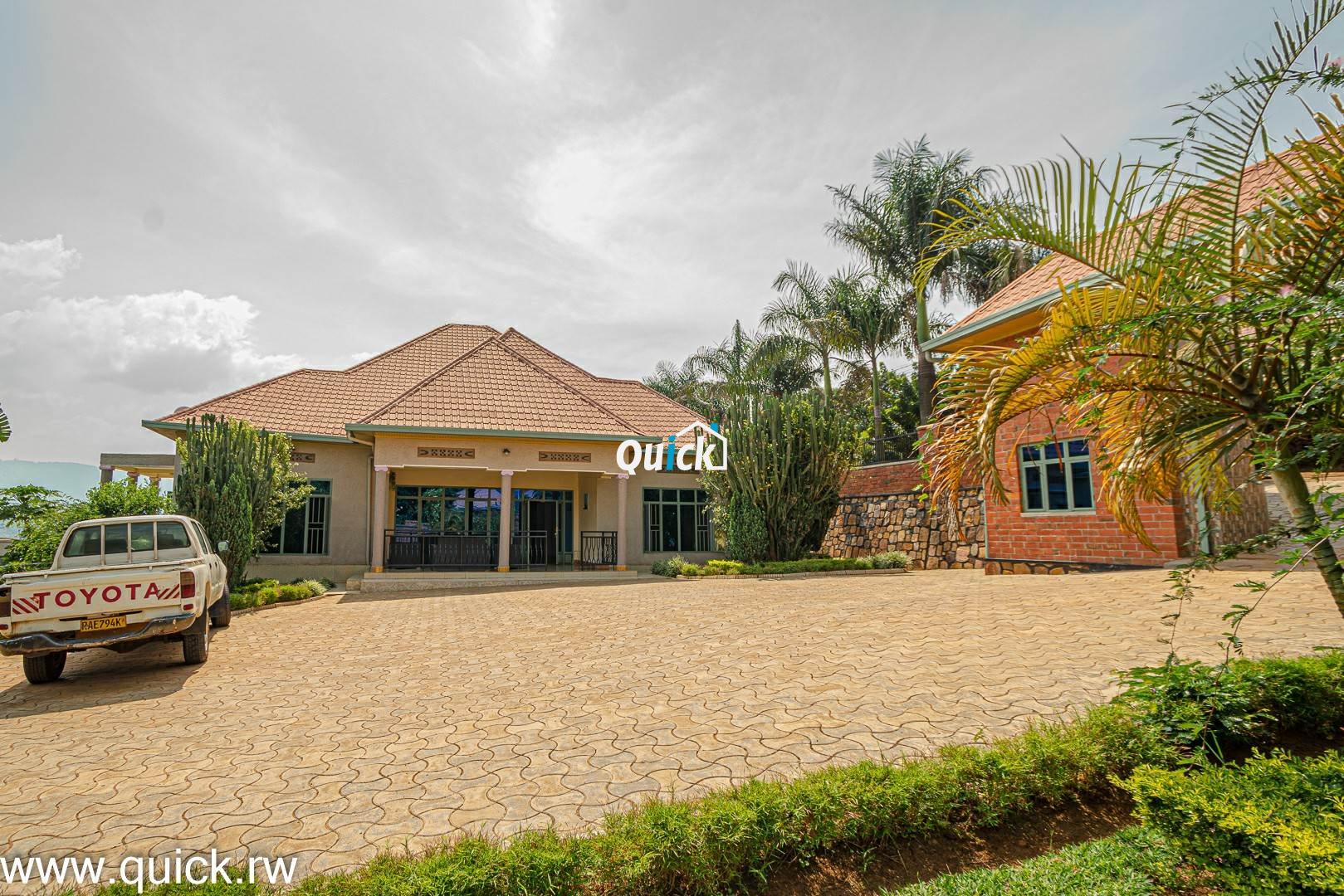 Big-Compound-house-for-sale-in-Ruyenzi-002131