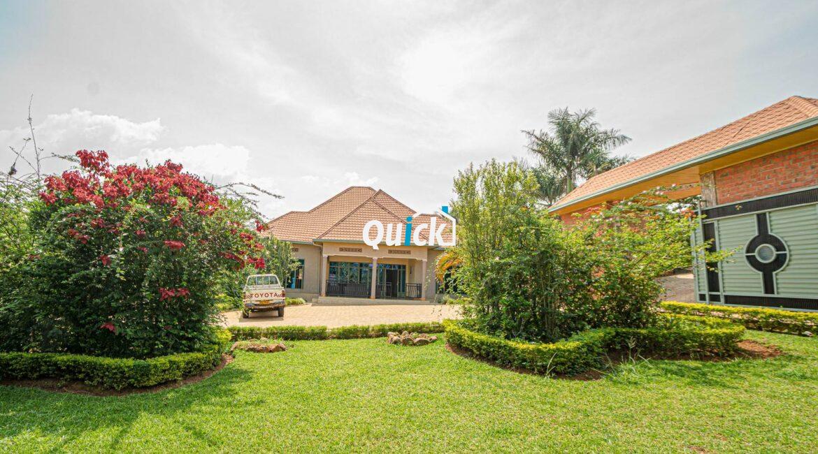 Big-Compound-house-for-sale-in-Ruyenzi-002141