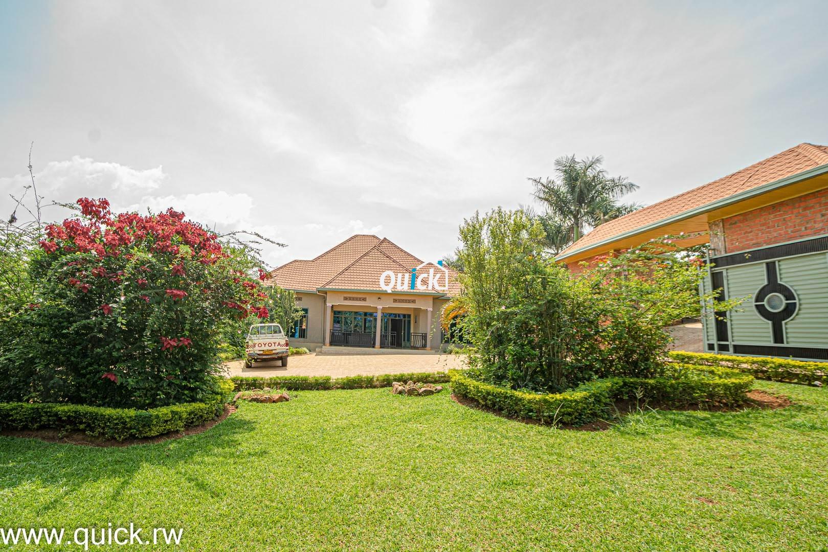 Big-Compound-house-for-sale-in-Ruyenzi-002141