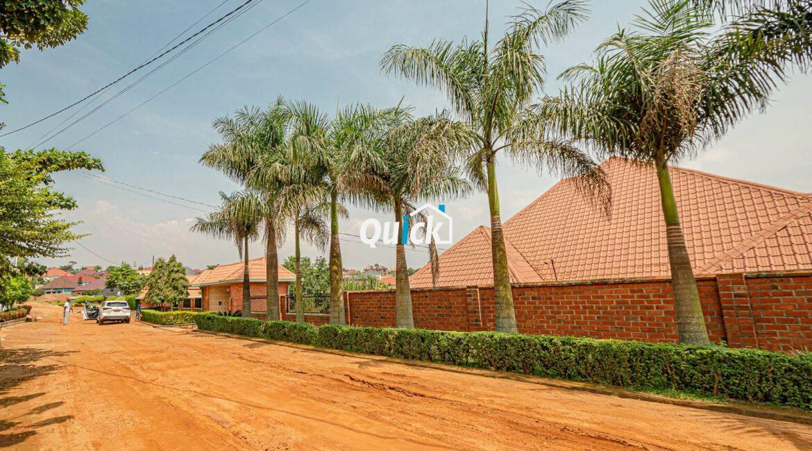 Big-Compound-house-for-sale-in-Ruyenzi-002251