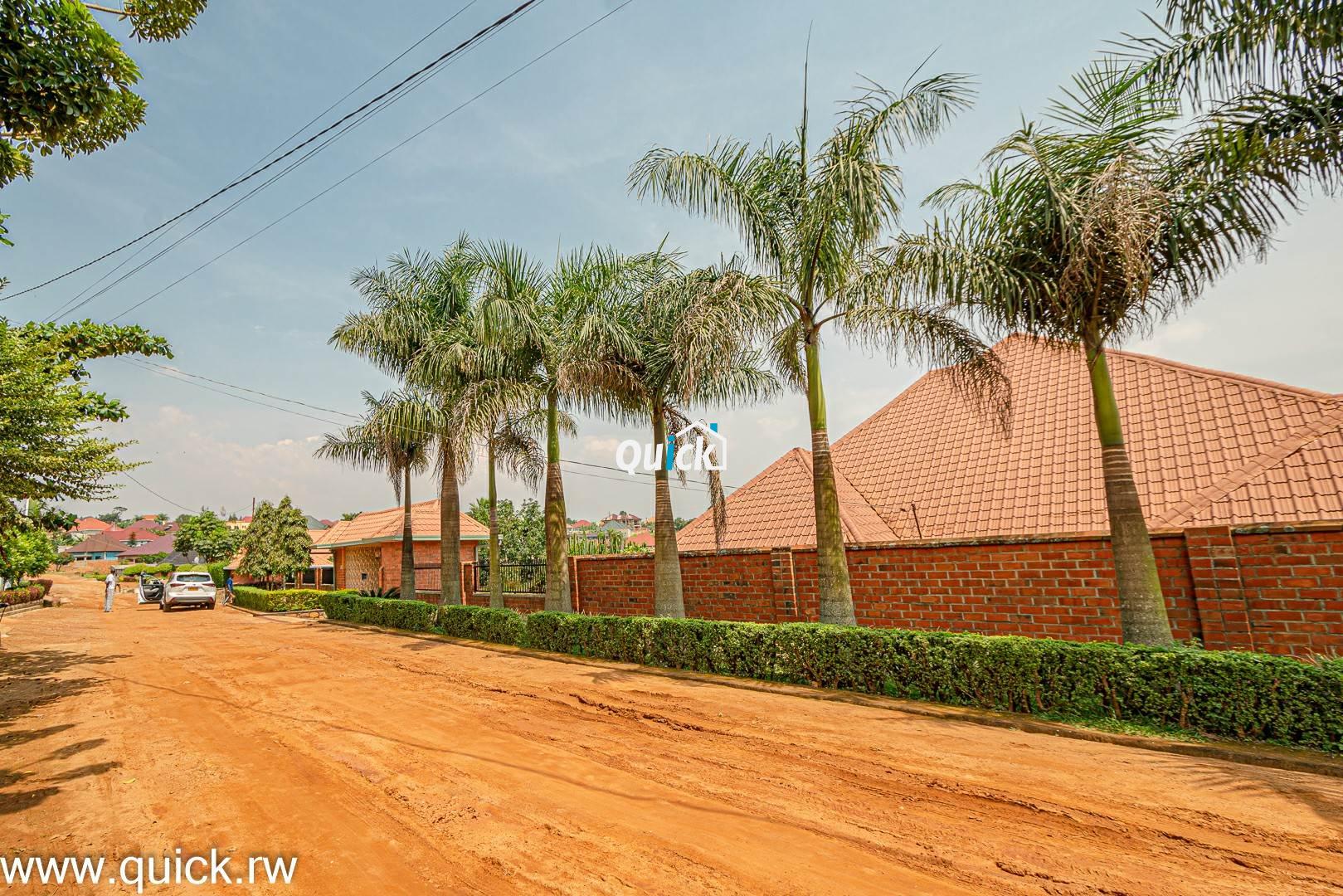 Big-Compound-house-for-sale-in-Ruyenzi-002251
