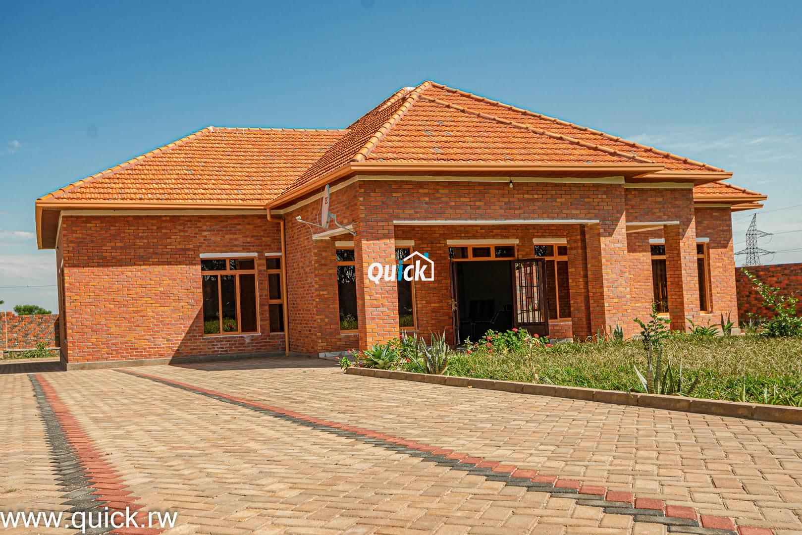 Big-Plot-of-Land-Compound-house-for-sale-001201