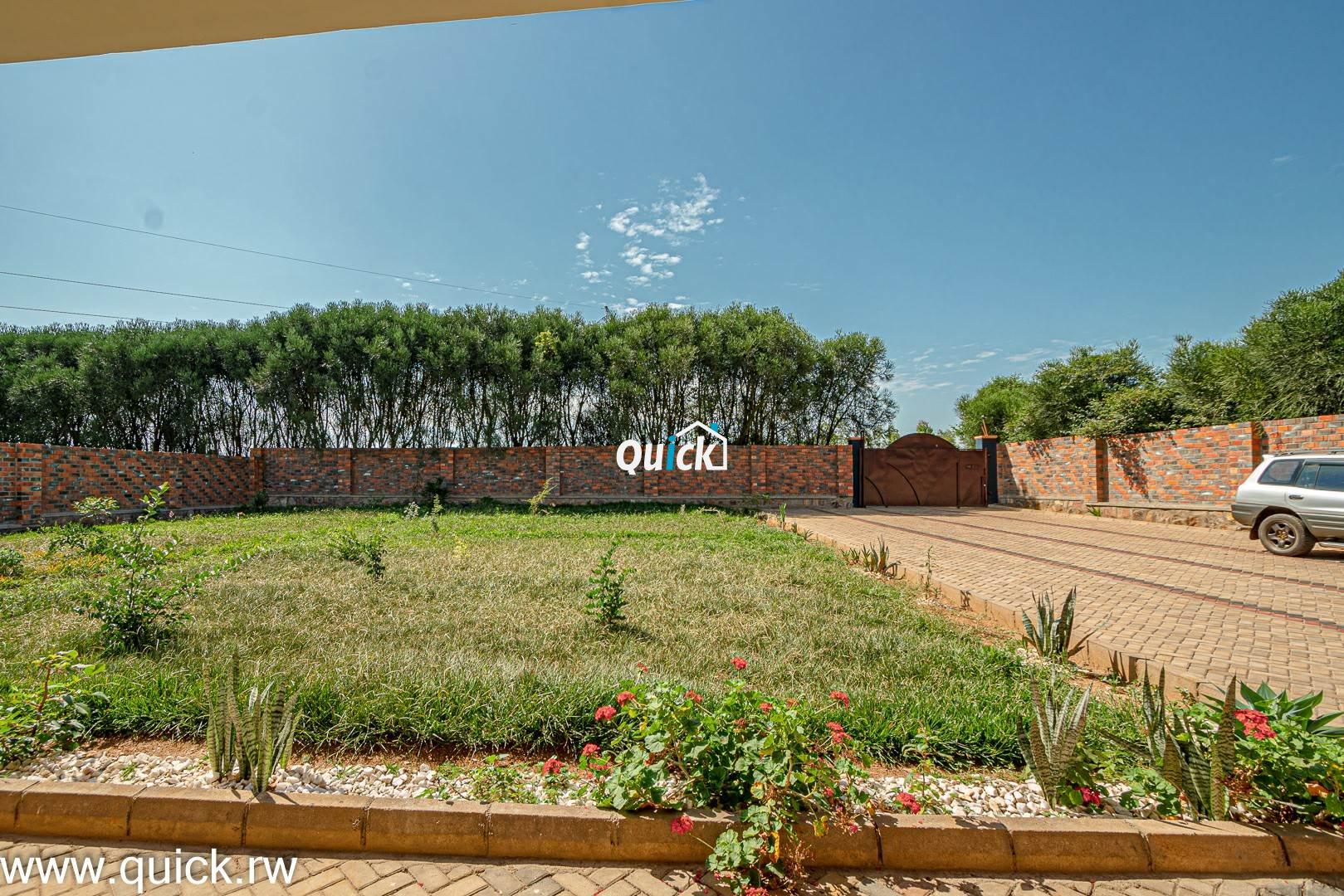 Big-Plot-of-Land-Compound-house-for-sale-001211