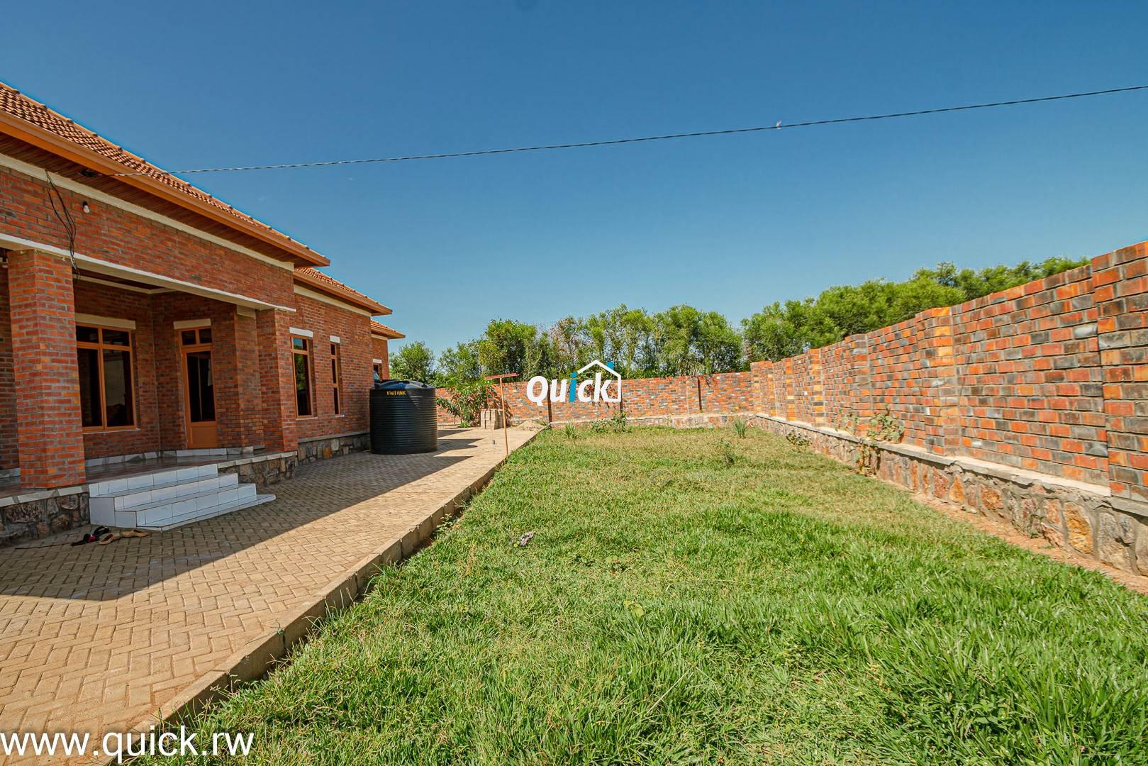 Big-Plot-of-Land-Compound-house-for-sale-001291