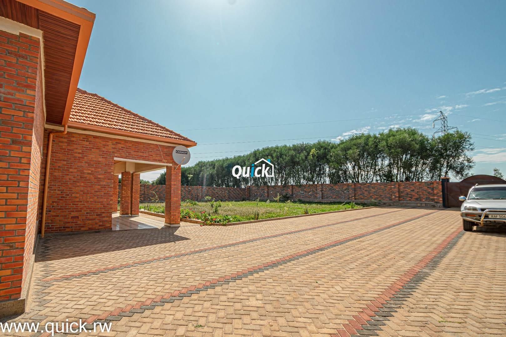 Big-Plot-of-Land-Compound-house-for-sale-001301