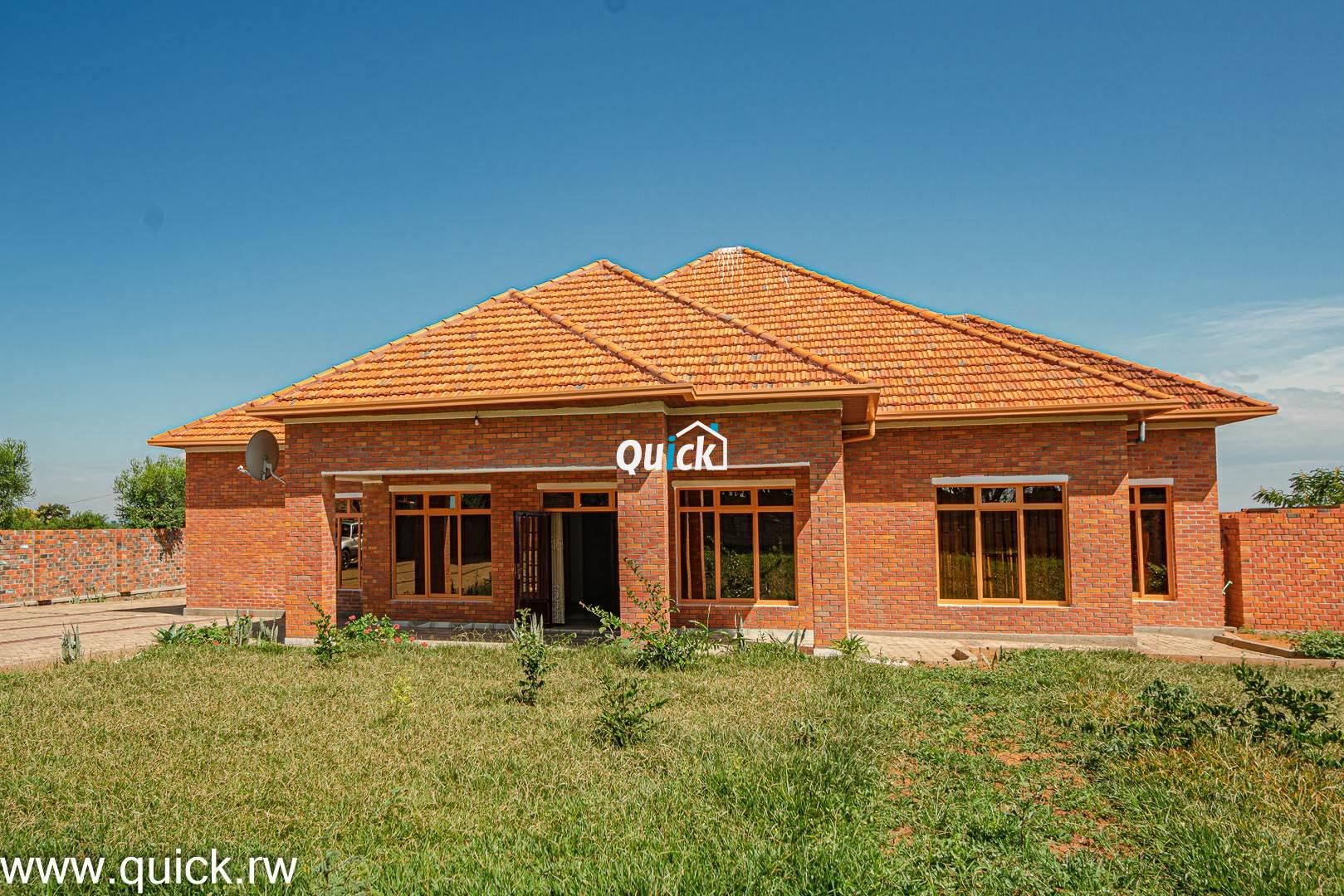Big-Plot-of-Land-Compound-house-for-sale-001311