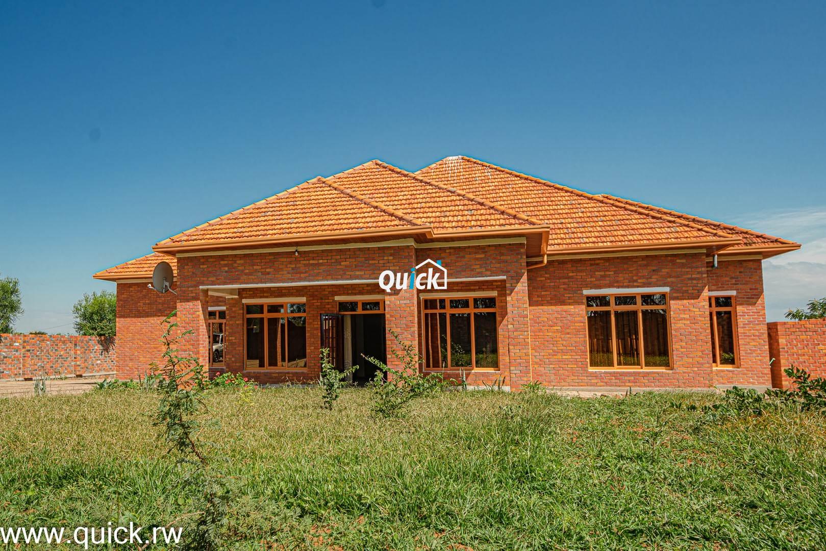 Big-Plot-of-Land-Compound-house-for-sale-001321